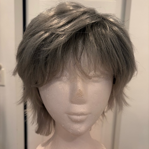 GRAY Pixie Wig! Light & Medium Grey! Basic Average size cap! Great condition! - Picture 2 of 11